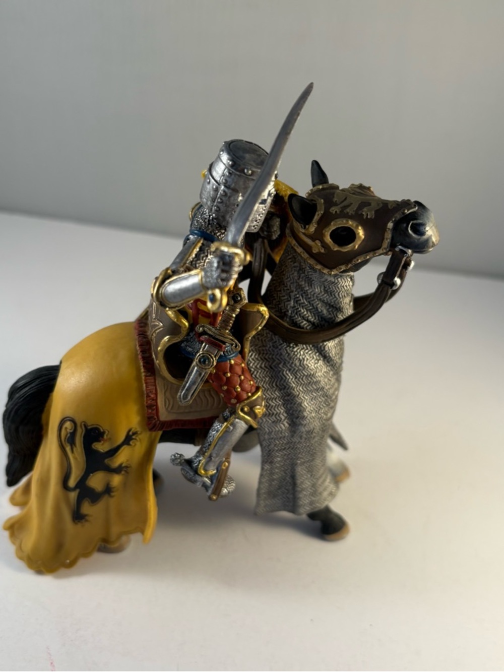 Schleich World of Knights Yellow Knight Chainmail Horse‎ Lion Shield Chevalier
